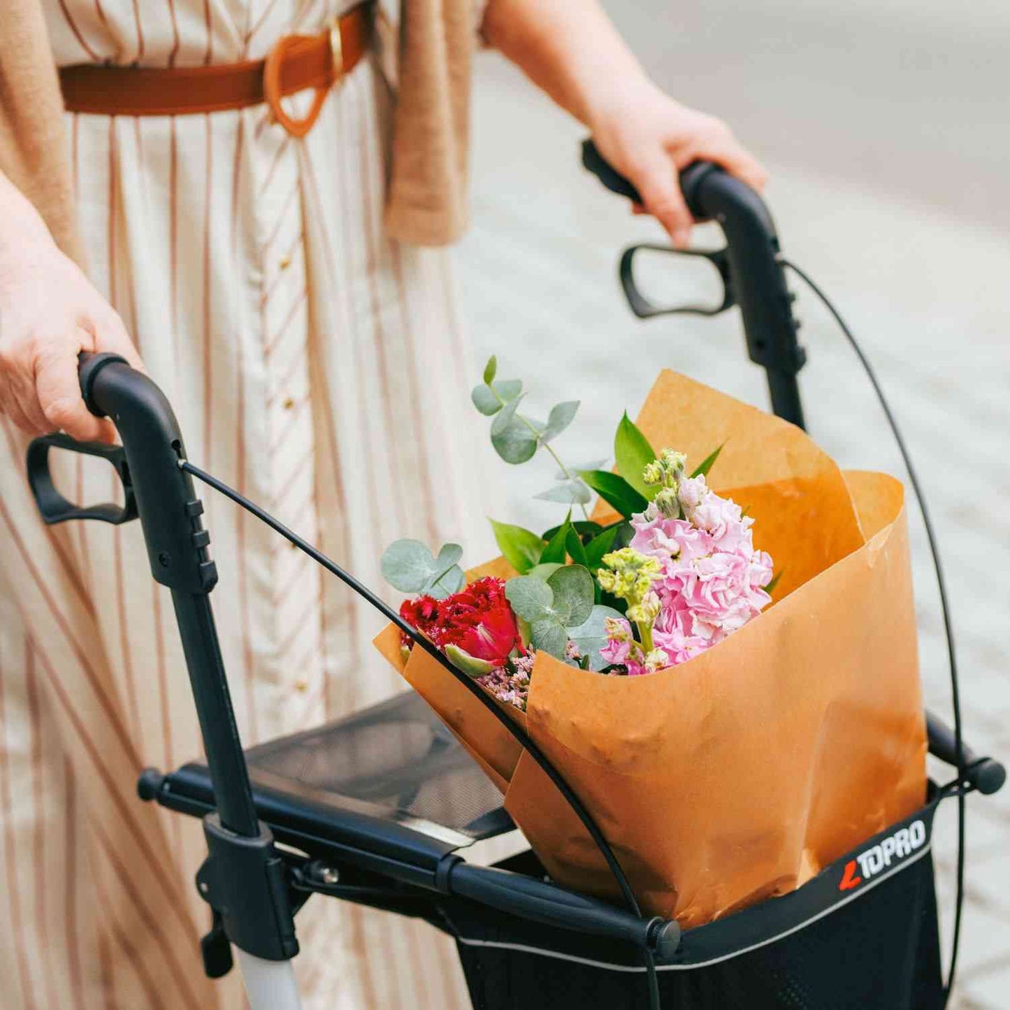 TOPRO Troja Original Black Series M (6,8 kg) - Leichtgewichtrollator (HMV: 10.50.04.1240)