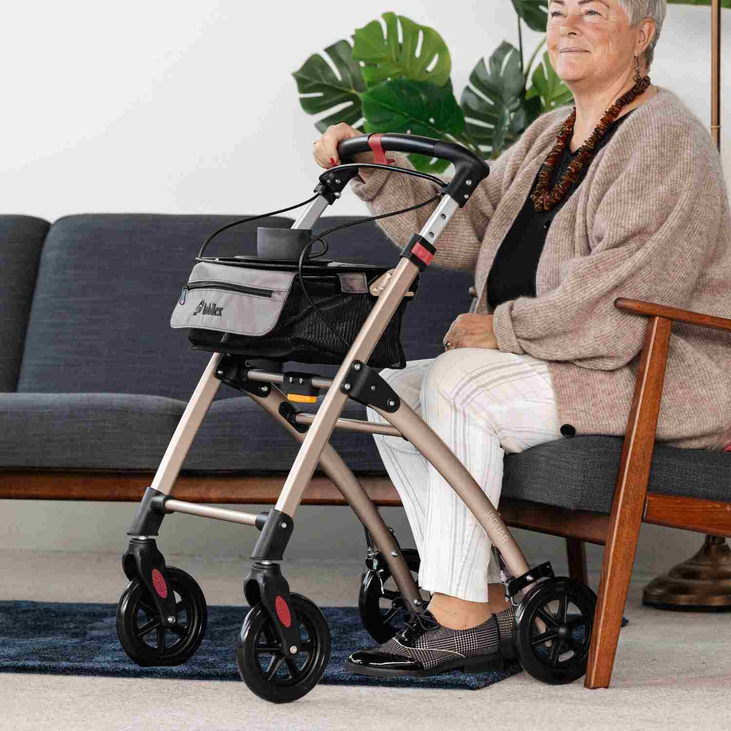 Mobilex Jaguar Indoor Rollator, champagner mit Tablett & Tasche - für die Wohnung