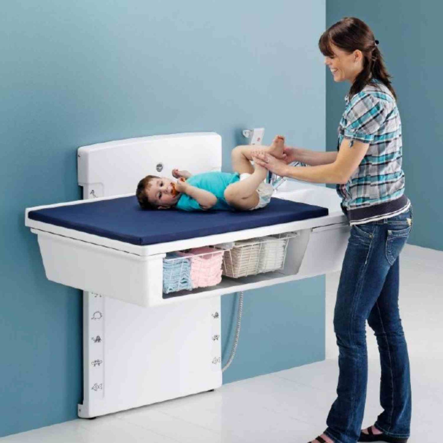 Pressalit Care Wickeltisch inkl. Waschbecken & Handbrause, bis Bodennähe! 1800 mm, 75 kg Last - R8685000