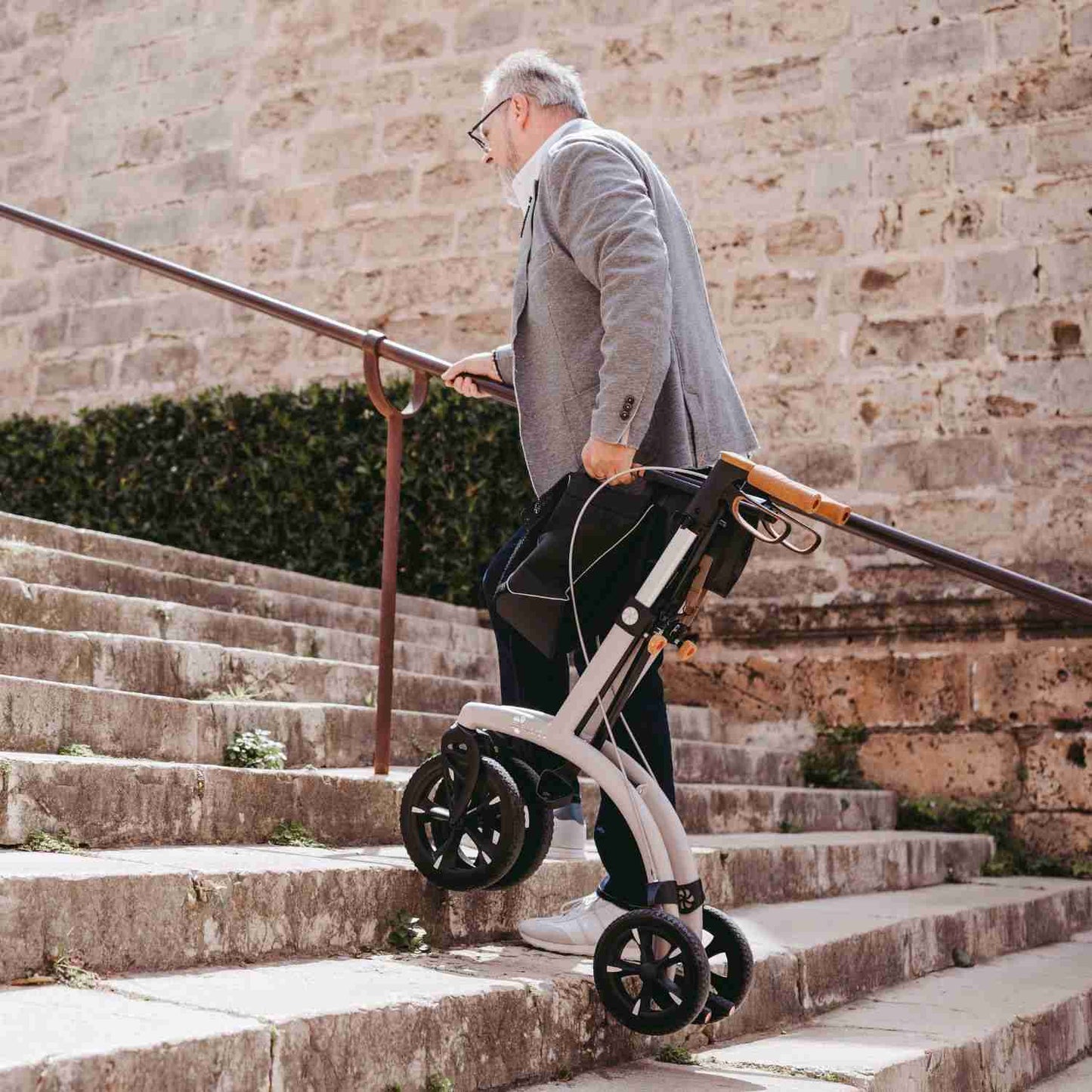 Saljol Allround Rollator AR62 Leichtgewicht mit Vollausstattung - (HMV: 10.50.04.1261) / Sitzhöhe 62 cm