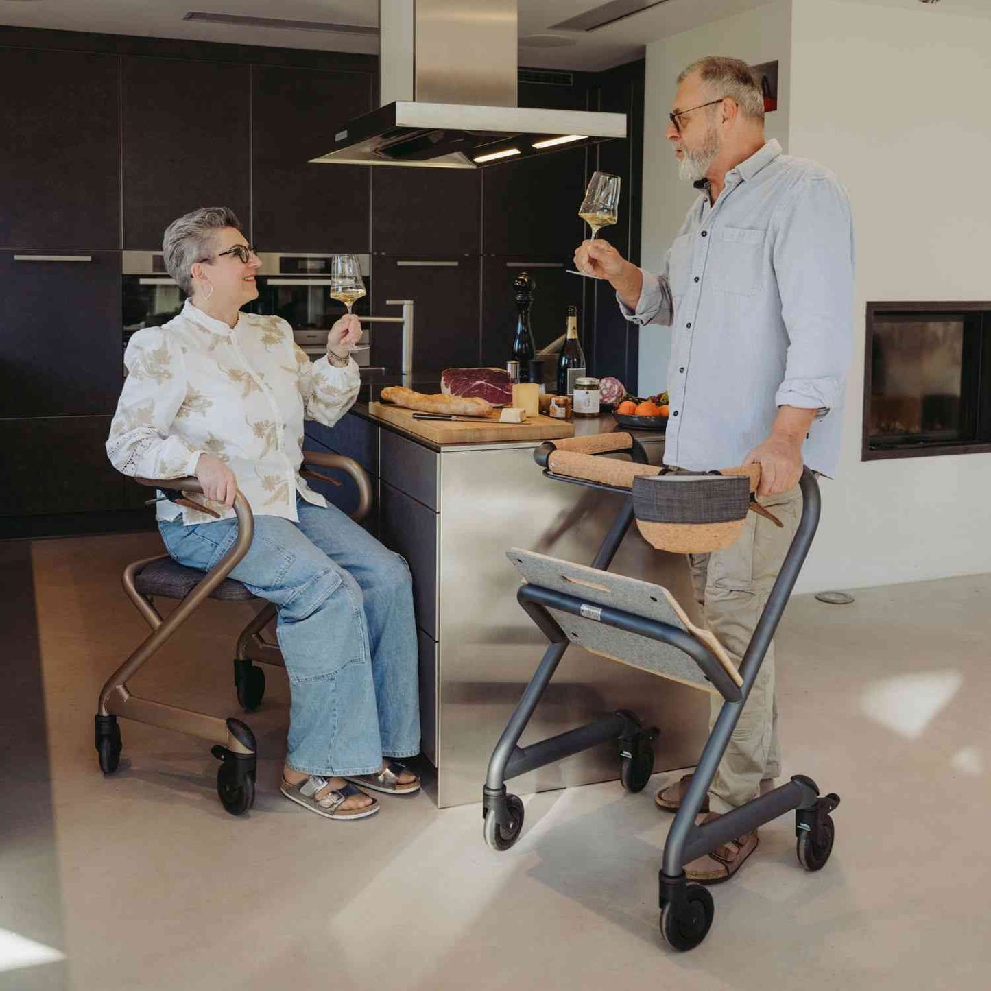 Saljol Wohnraumrollator WR53 mit Sitzfunktion (360°-Drehbar) - Vollausstattung / Sitzhöhe 53 cm