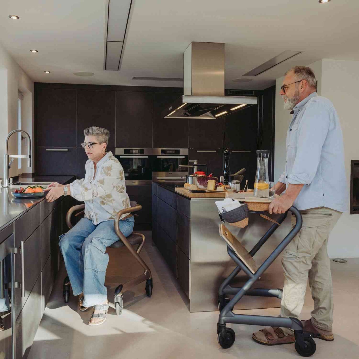 Saljol Wohnraumrollator WR53 mit Sitzfunktion (360°-Drehbar) - Vollausstattung / Sitzhöhe 53 cm