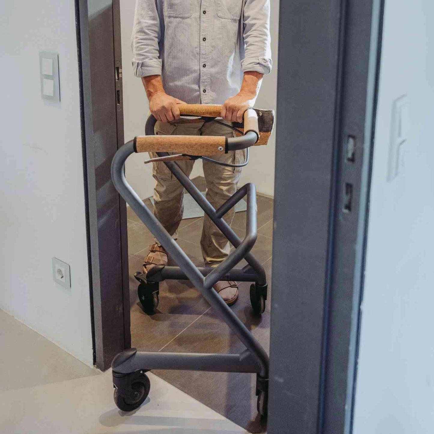 Saljol Wohnraumrollator WR53 mit Sitzfunktion (360°-Drehbar) - Vollausstattung / Sitzhöhe 53 cm