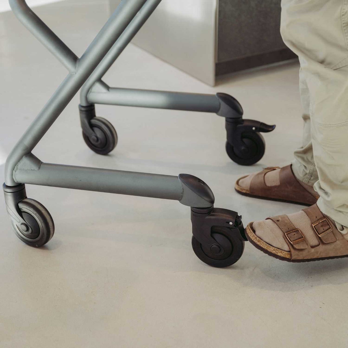 Saljol Wohnraumrollator WR53 mit Sitzfunktion (360°-Drehbar) - Vollausstattung / Sitzhöhe 53 cm