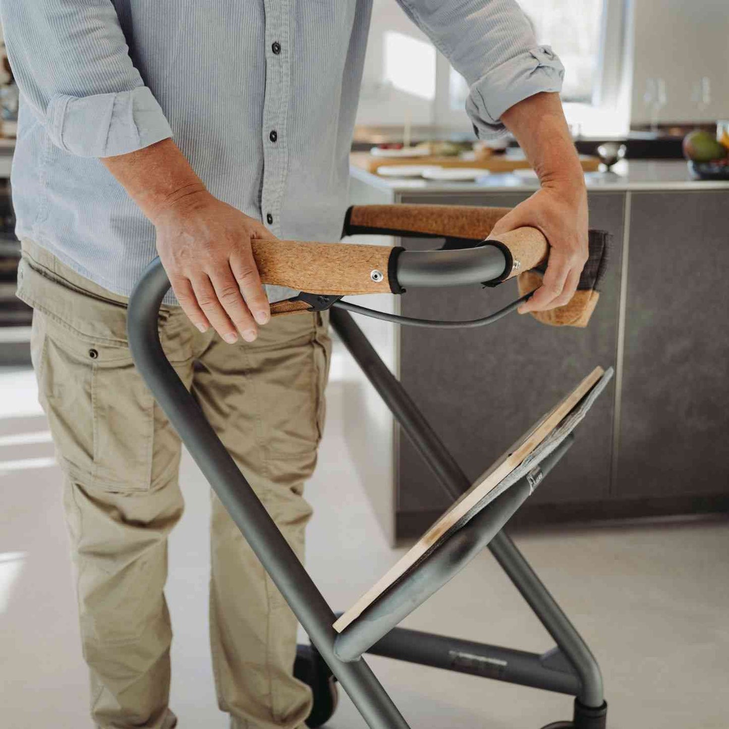 Saljol Wohnraumrollator WR53 mit Sitzfunktion (360°-Drehbar) - Vollausstattung / Sitzhöhe 53 cm