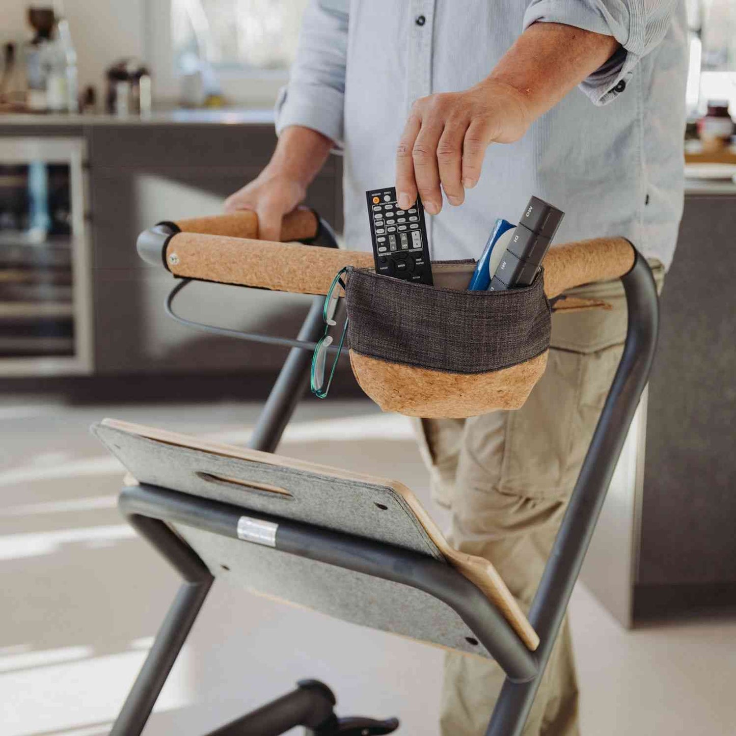 Saljol Wohnraumrollator WR53 mit Sitzfunktion (360°-Drehbar) - Vollausstattung / Sitzhöhe 53 cm