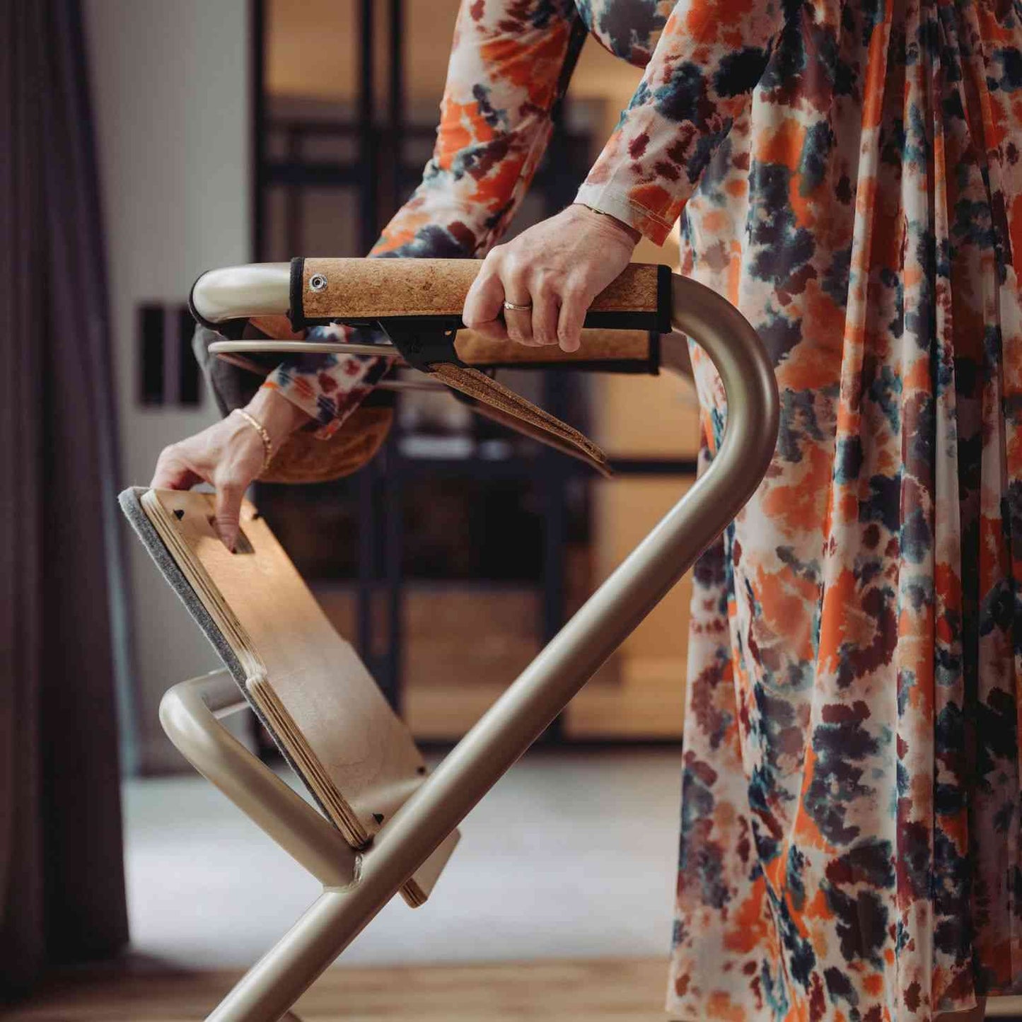 Saljol Wohnraumrollator WR53 mit Sitzfunktion (360°-Drehbar) - Vollausstattung / Sitzhöhe 53 cm