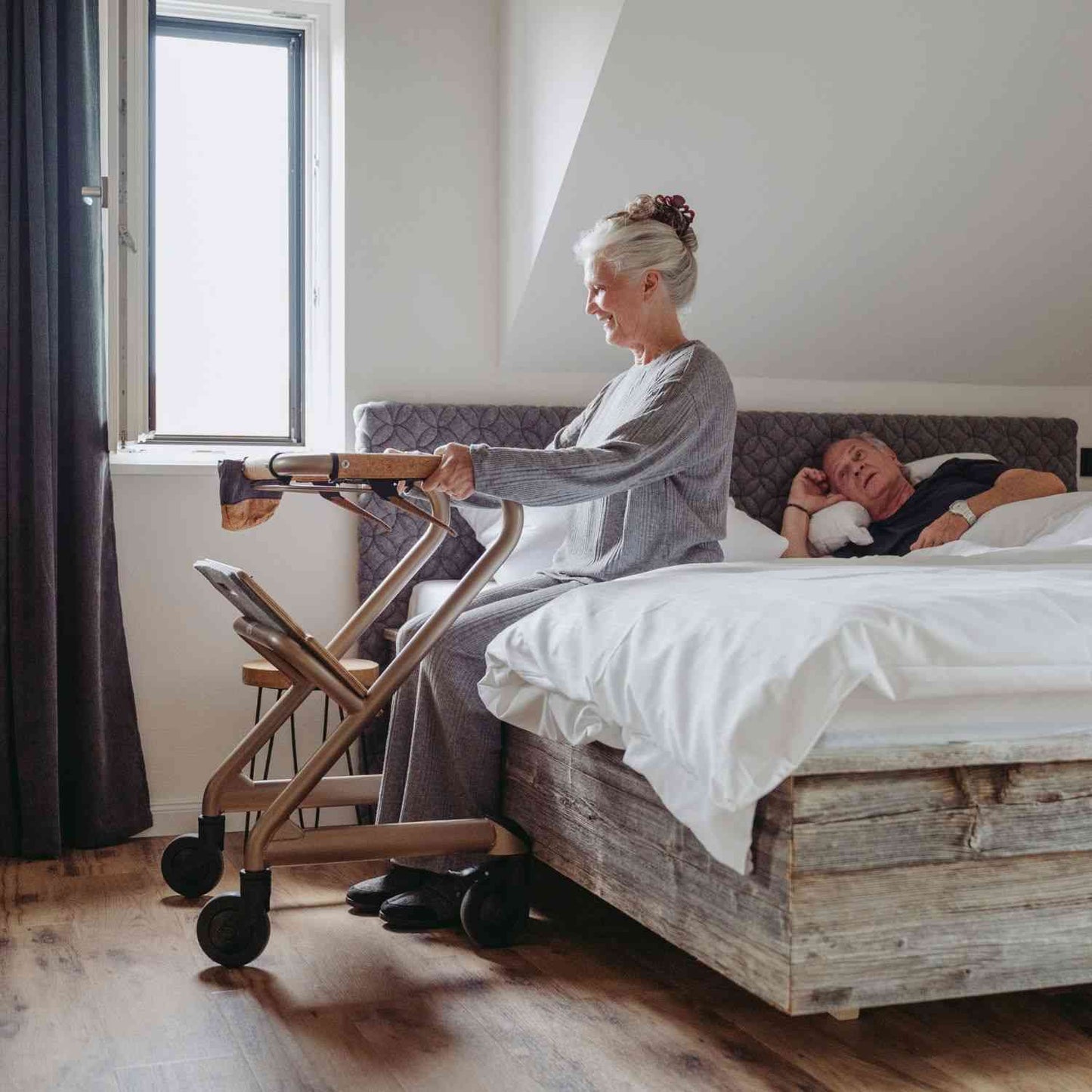 Saljol Wohnraumrollator WR53 mit Sitzfunktion (360°-Drehbar) - Vollausstattung / Sitzhöhe 53 cm