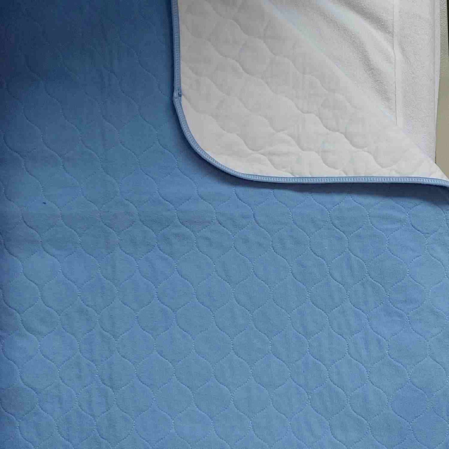 Medi-Inn Bettschutzauflage waschbar, 4 lagig (hellblau) ca. 2500 ml - 90x85 cm + Einsteck-Flügel