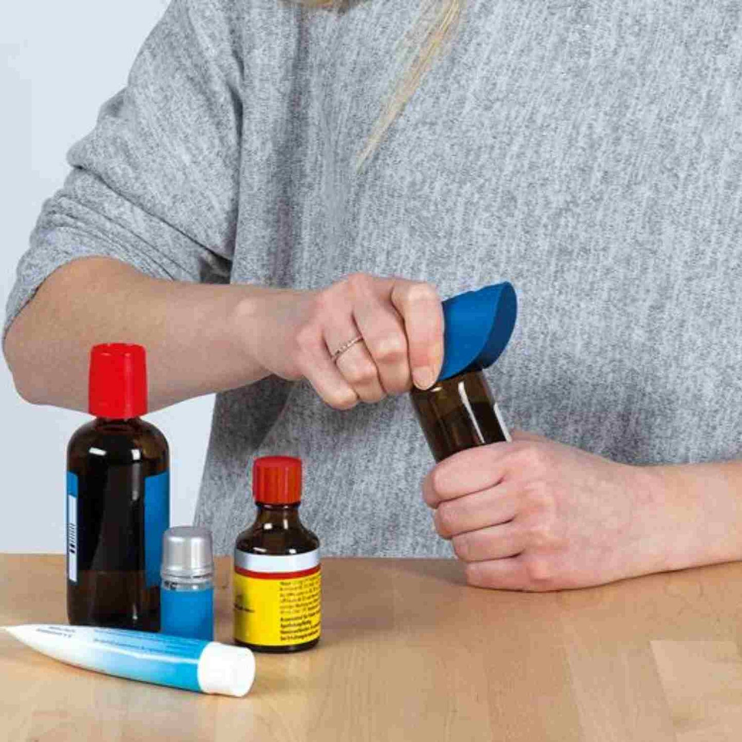 Die Öffnerhilfe "easy-switch" für Senioren & jeden Haushalt, mit Aufhängeloch - orange