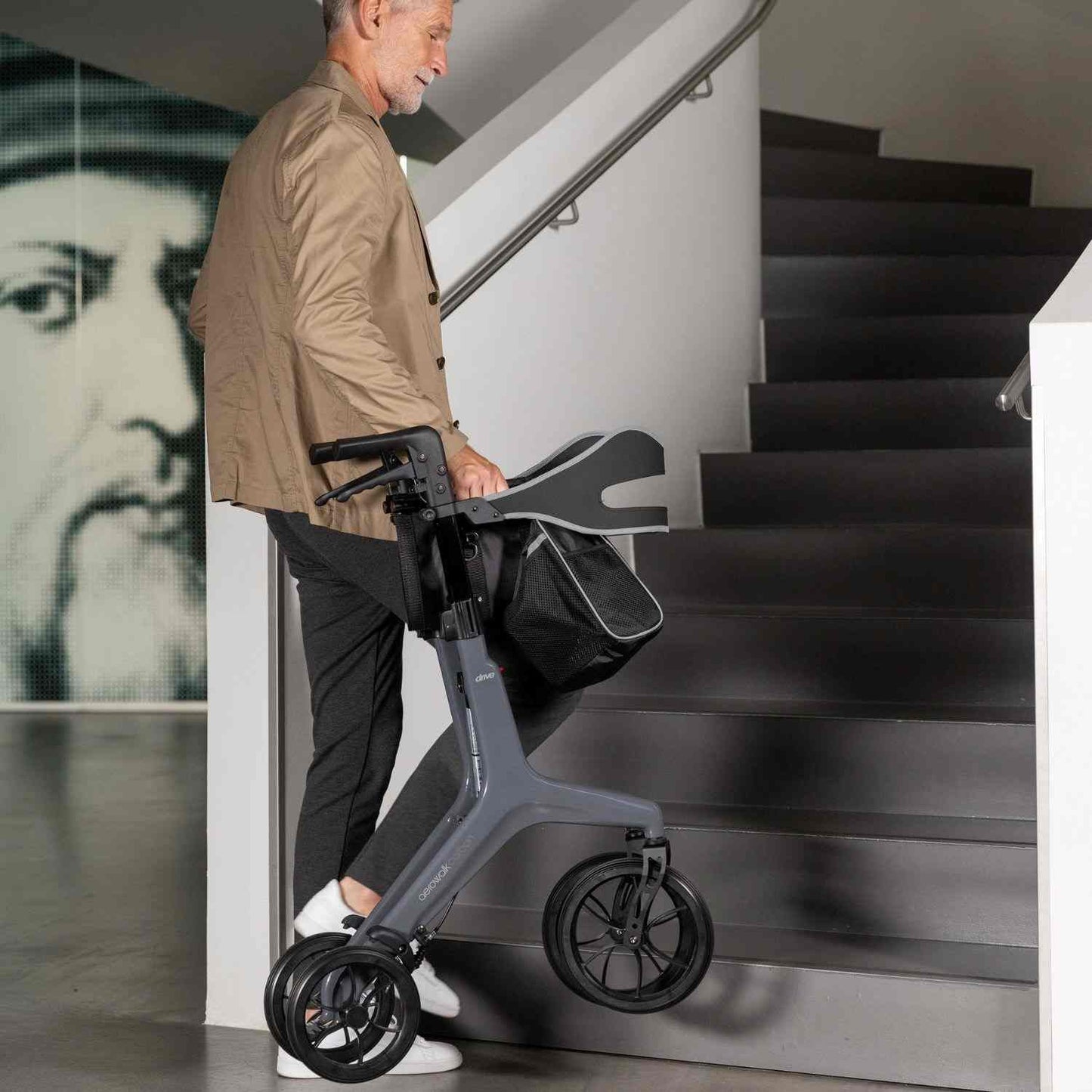 Drive Medical AeroWalk™ Carbon Rollator – Graphit Grau, Ultraleicht (4,6 kg), Faltbar & Stabil (HMV: 10.50.04.1281)