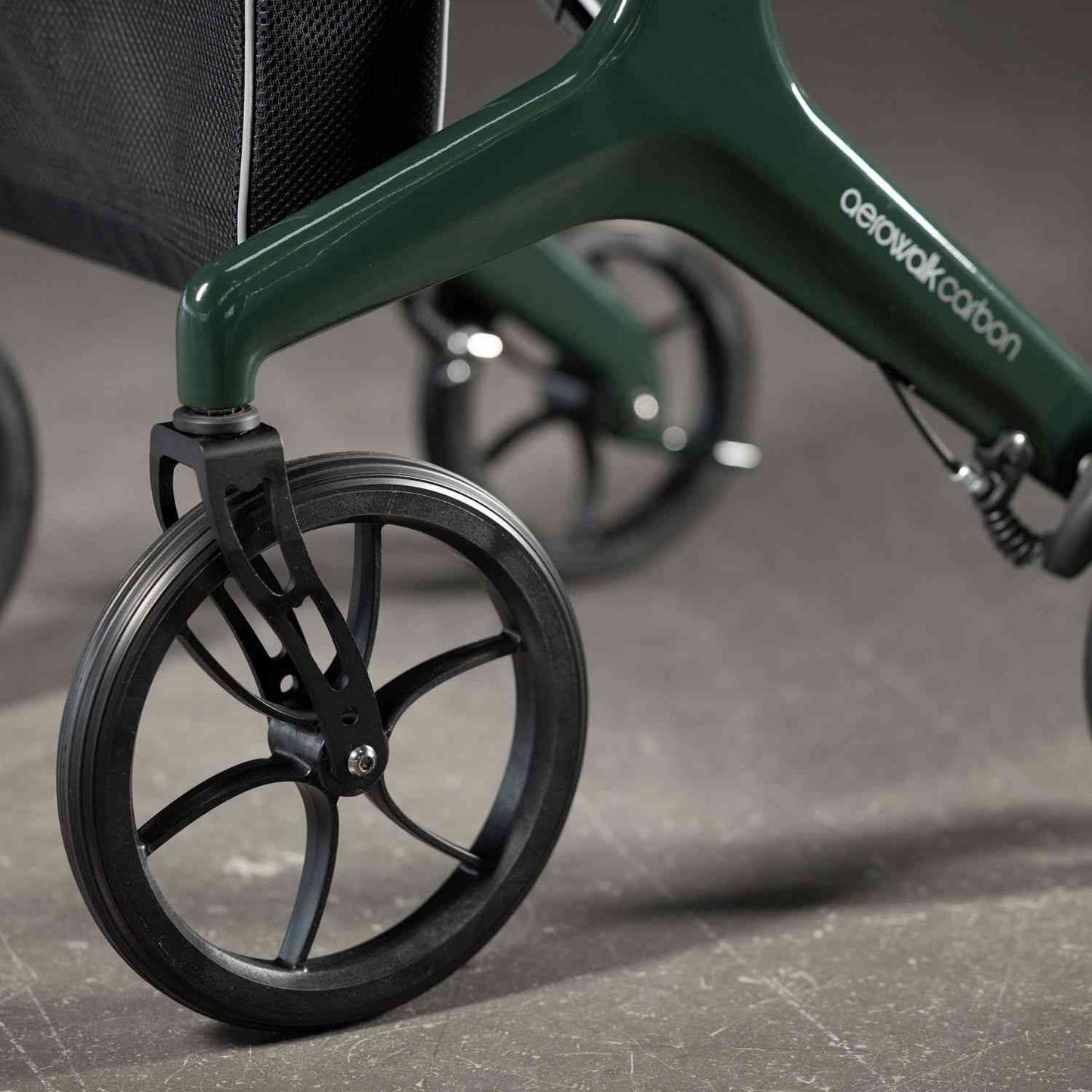 Drive Medical AeroWalk™ Carbon Rollator – Graphit Grau, Ultraleicht (4,6 kg), Faltbar & Stabil (HMV: 10.50.04.1281)