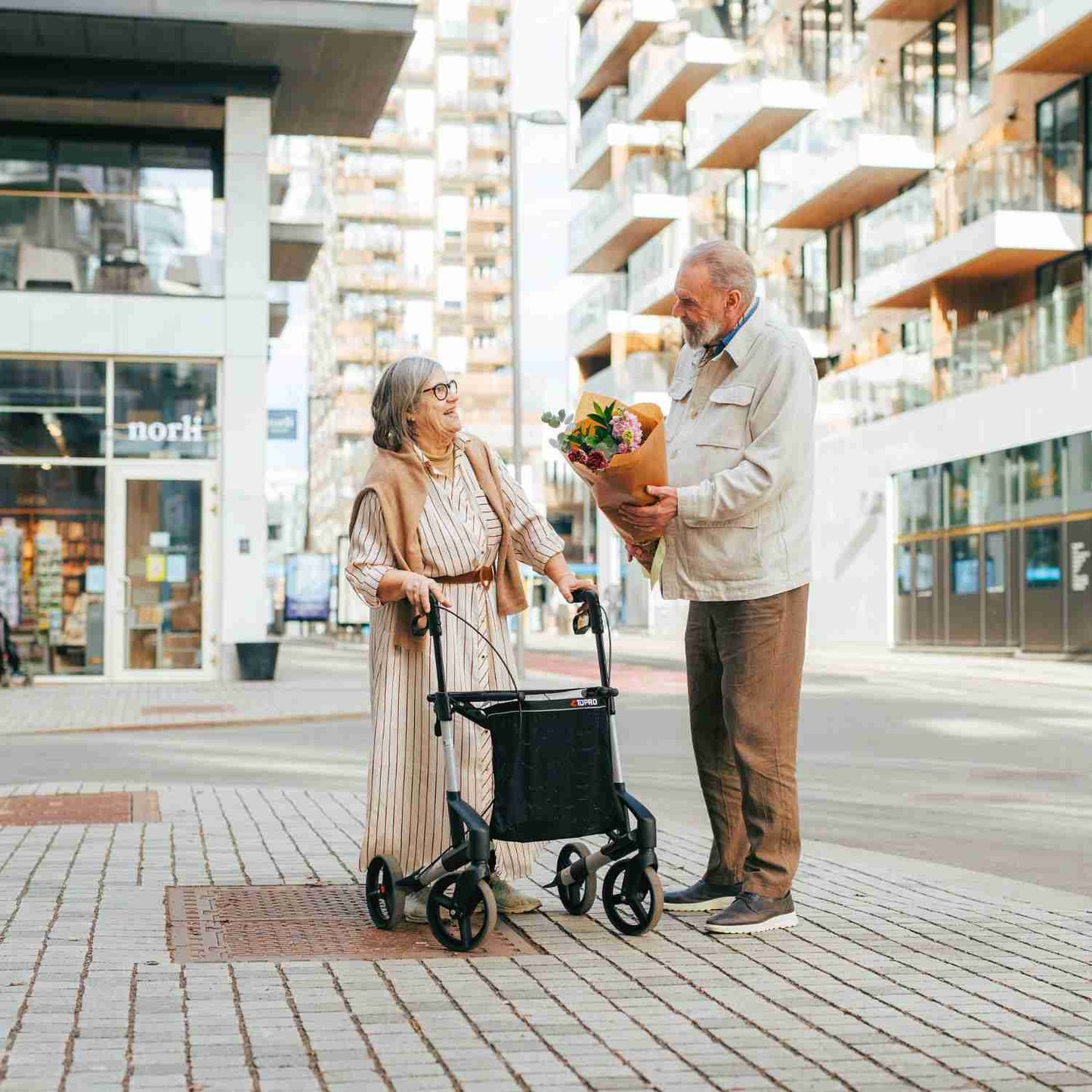 TOPRO Troja Original Black Series M (6,8 kg) - Leichtgewichtrollator (HMV: 10.50.04.1240)