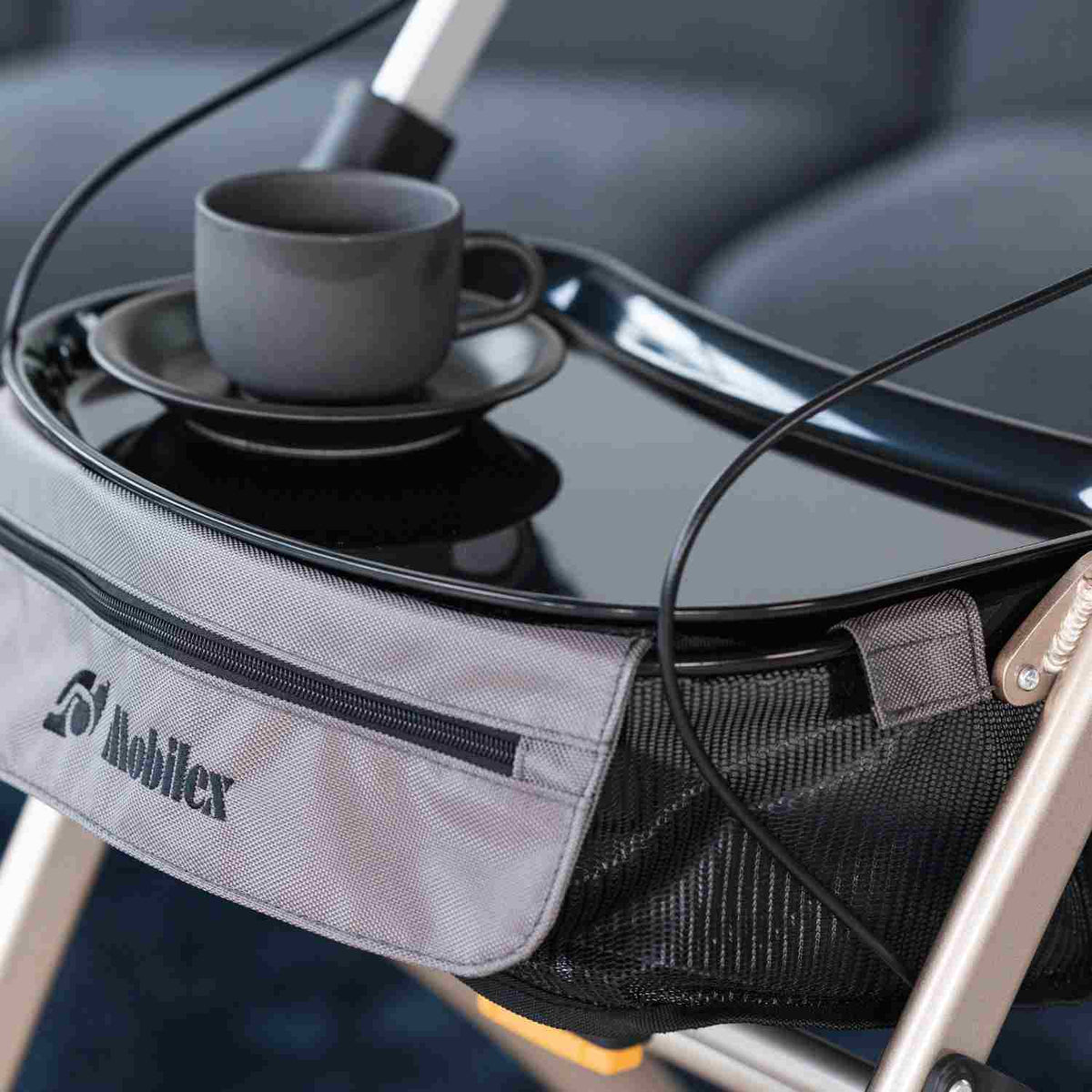 Tablett und Korb des Mobilex Jaguar LIGHT Indoor-Rollators