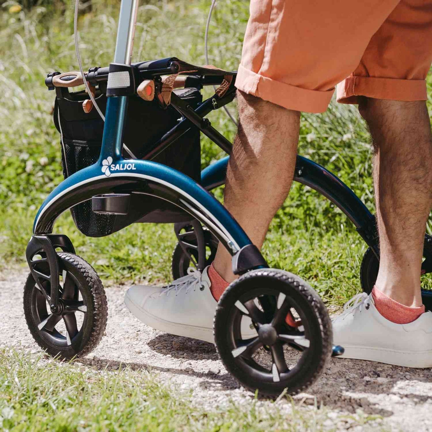 Saljol Carbon Rollator CR62 mit Schleifbremse für sicheres Bergabgehen - Vollausstattung (HMV: 10.50.04.1260) / Sitzhöhe 62 cm