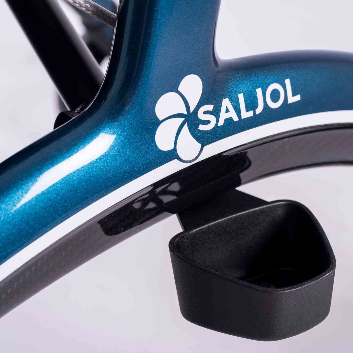 Saljol Carbon Rollator CR62 mit Schleifbremse für sicheres Bergabgehen - Vollausstattung (HMV: 10.50.04.1260) / Sitzhöhe 62 cm